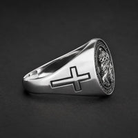 Bague Croix de Jésus en acier inoxydable vue de côté avec croix gravée noire