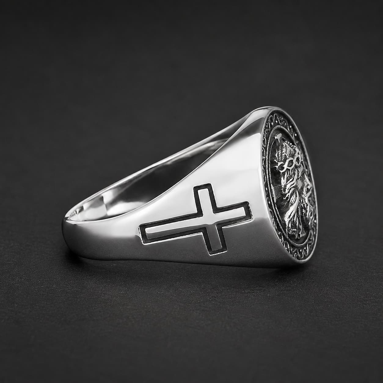 Bague Croix de Jésus en acier inoxydable vue de côté avec croix gravée noire