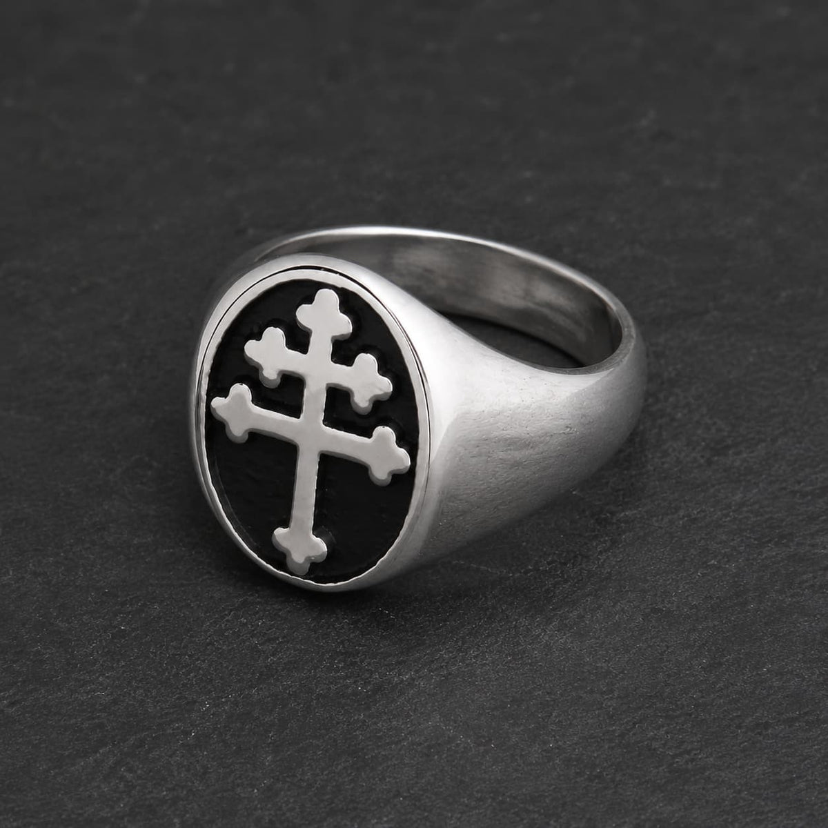 Bague Croix de Lorraine en acier inoxydable argenté vue de côté avec plateau noir et croix double