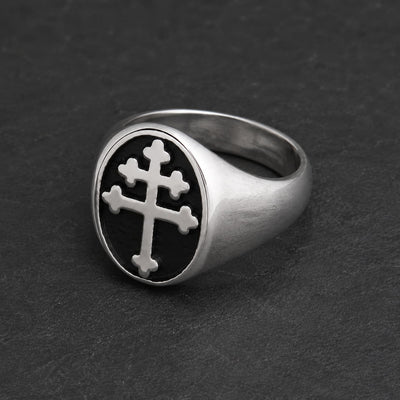 Bague Croix de Lorraine en acier inoxydable argenté vue de côté avec plateau noir et croix double