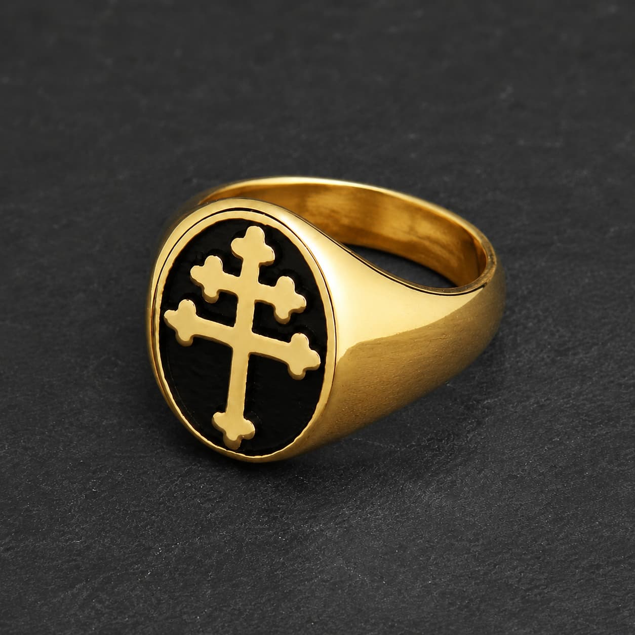 Bague Croix de Lorraine en acier inoxydable doré avec croix double sur fond noir