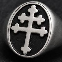 Gros plan de la Bague Croix de Lorraine en acier inoxydable avec croix double blanche sur fond noir