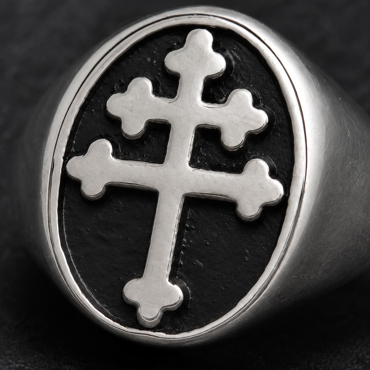 Gros plan de la Bague Croix de Lorraine en acier inoxydable avec croix double blanche sur fond noir