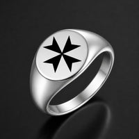 Bague Croix de Malte en acier inoxydable argenté avec symbole noir sur fond anthracite