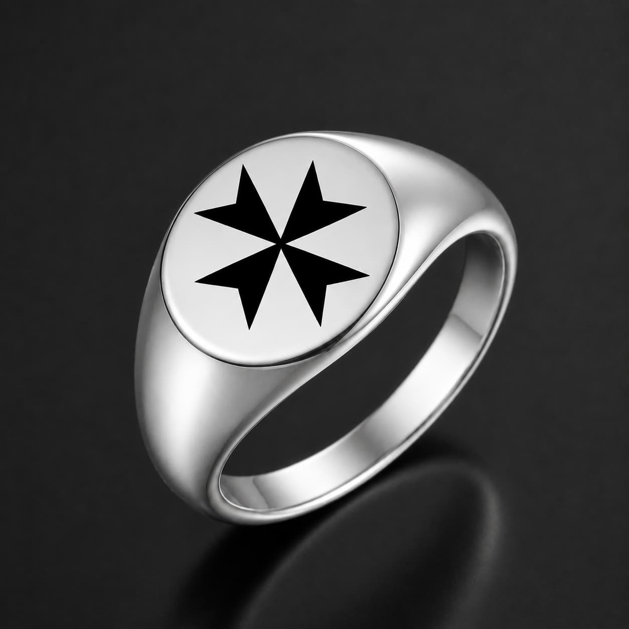 Bague Croix de Malte en acier inoxydable argenté avec symbole noir sur fond anthracite