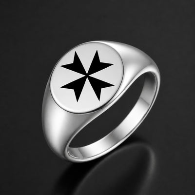 Bague Croix de Malte en acier inoxydable argenté avec symbole noir sur fond anthracite