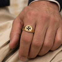 Bague Croix de Malte en acier inoxydable doré portée à la main par un homme