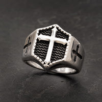 Bague Croix Impériale en acier inoxydable avec grande croix blanche sur fond noir texturé