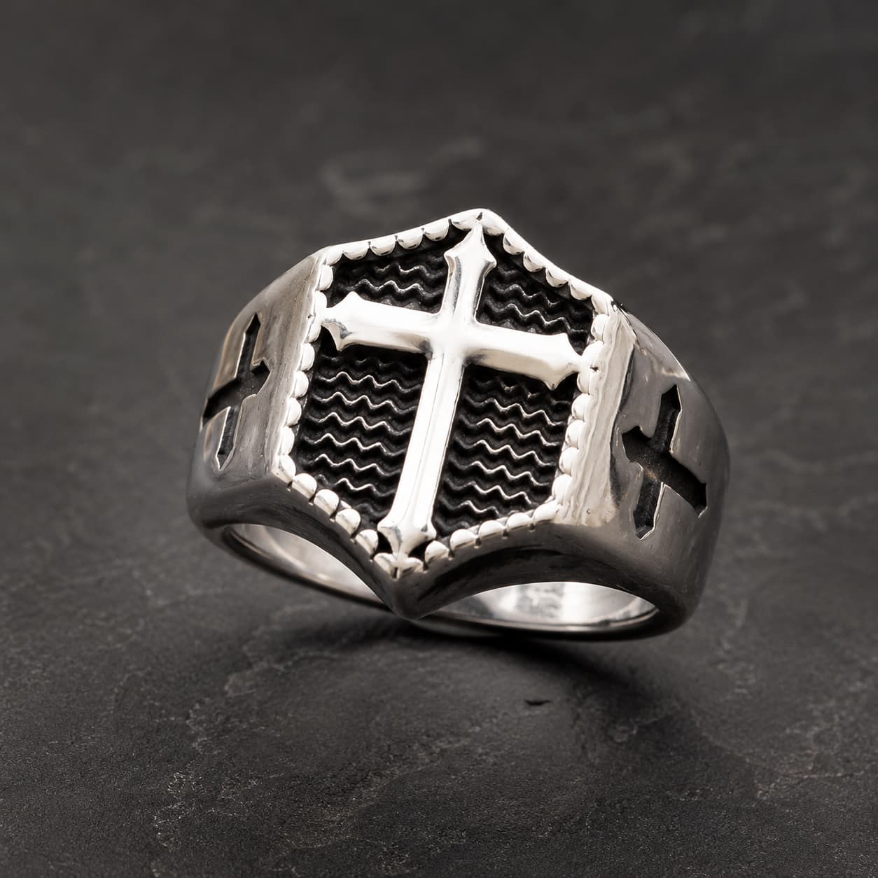 Bague Croix Impériale en acier inoxydable avec grande croix blanche sur fond noir texturé