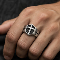 Bague Croix Impériale en acier inoxydable portée à la main par un homme avec croix centrale et détails noirs