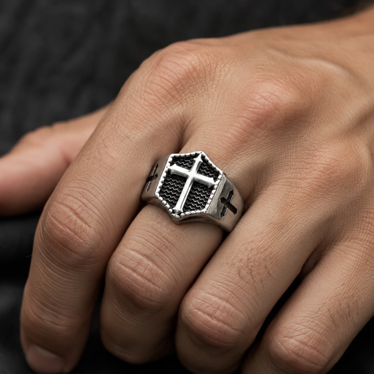 Bague Croix Impériale en acier inoxydable portée à la main par un homme avec croix centrale et détails noirs