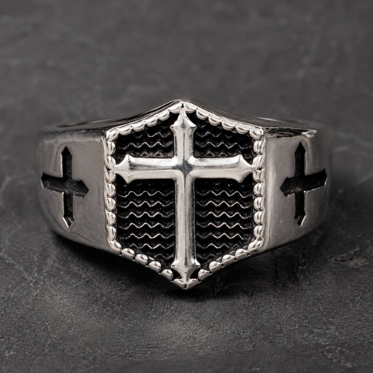 Bague Croix Impériale en acier inoxydable vue de face avec croix centrale blanche et croix latérales noires