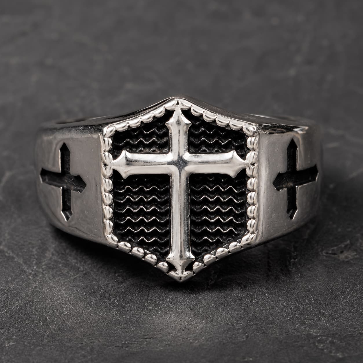 Bague Croix Impériale en acier inoxydable vue de face avec croix centrale blanche et croix latérales noires
