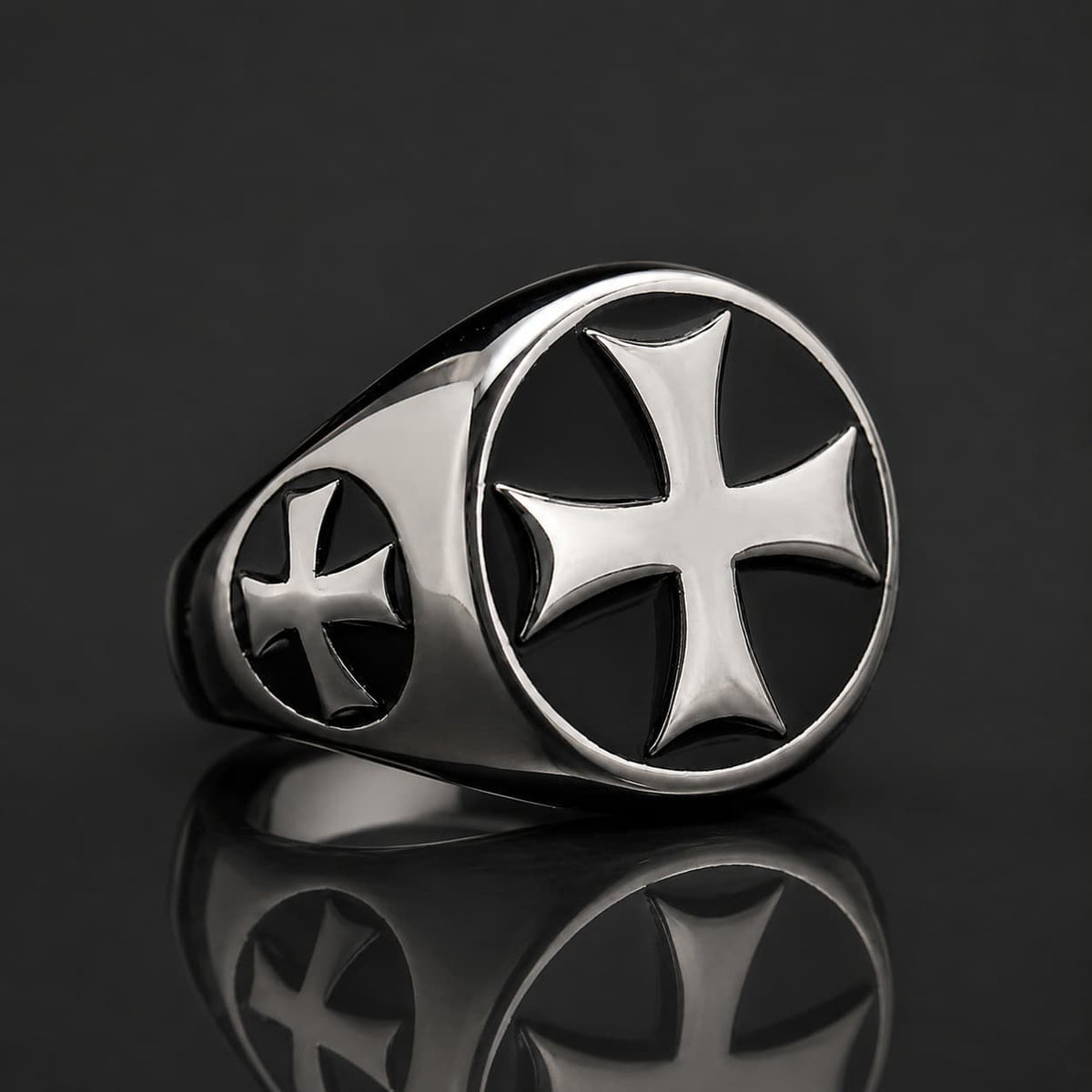 Bague Croix Pattée Chevalier Templier en acier inoxydable argentée avec croix pattée sur fond anthracite
