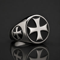 Bague Croix Pattée Chevalier Templier en acier inoxydable argentée avec croix pattée sur fond anthracite