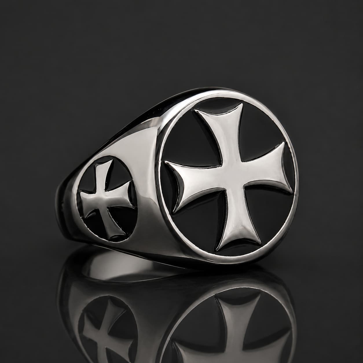 Bague Croix Pattée Chevalier Templier en acier inoxydable argentée avec croix pattée sur fond anthracite