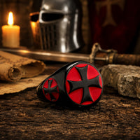 Bague Croix Pattée Chevalier Templier en acier inoxydable noire et rouge présentée dans un décor médiéval