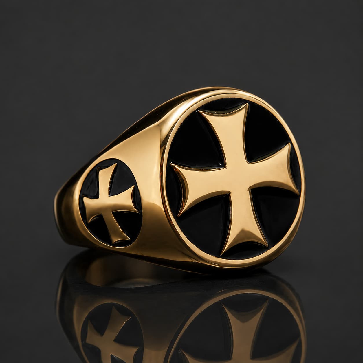 Bague Croix Pattée Chevalier Templier en acier inoxydable dorée avec croix pattée sur fond anthracite