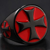 Bague Croix Pattée Chevalier Templier en acier inoxydable noire et rouge en gros plan