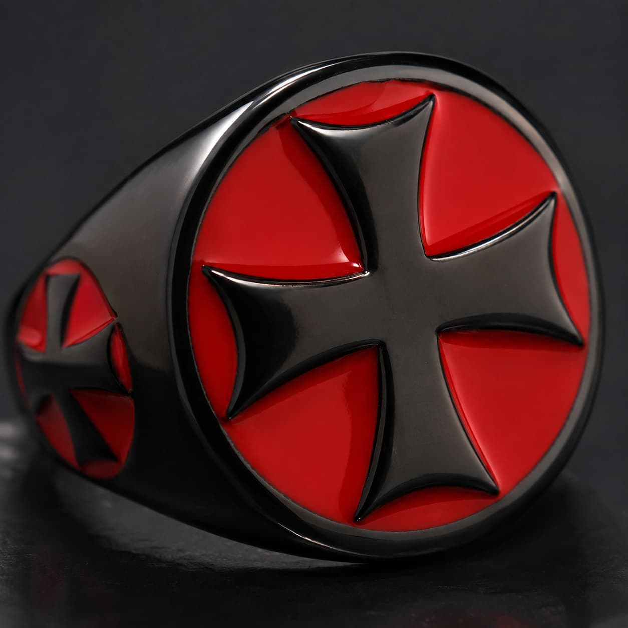 Bague Croix Pattée Chevalier Templier en acier inoxydable noire et rouge en gros plan