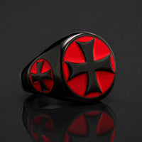 Bague Croix Pattée Chevalier Templier en acier inoxydable noire et rouge sur fond anthracite