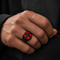 Bague Croix Pattée Chevalier Templier en acier inoxydable portée à la main par un homme