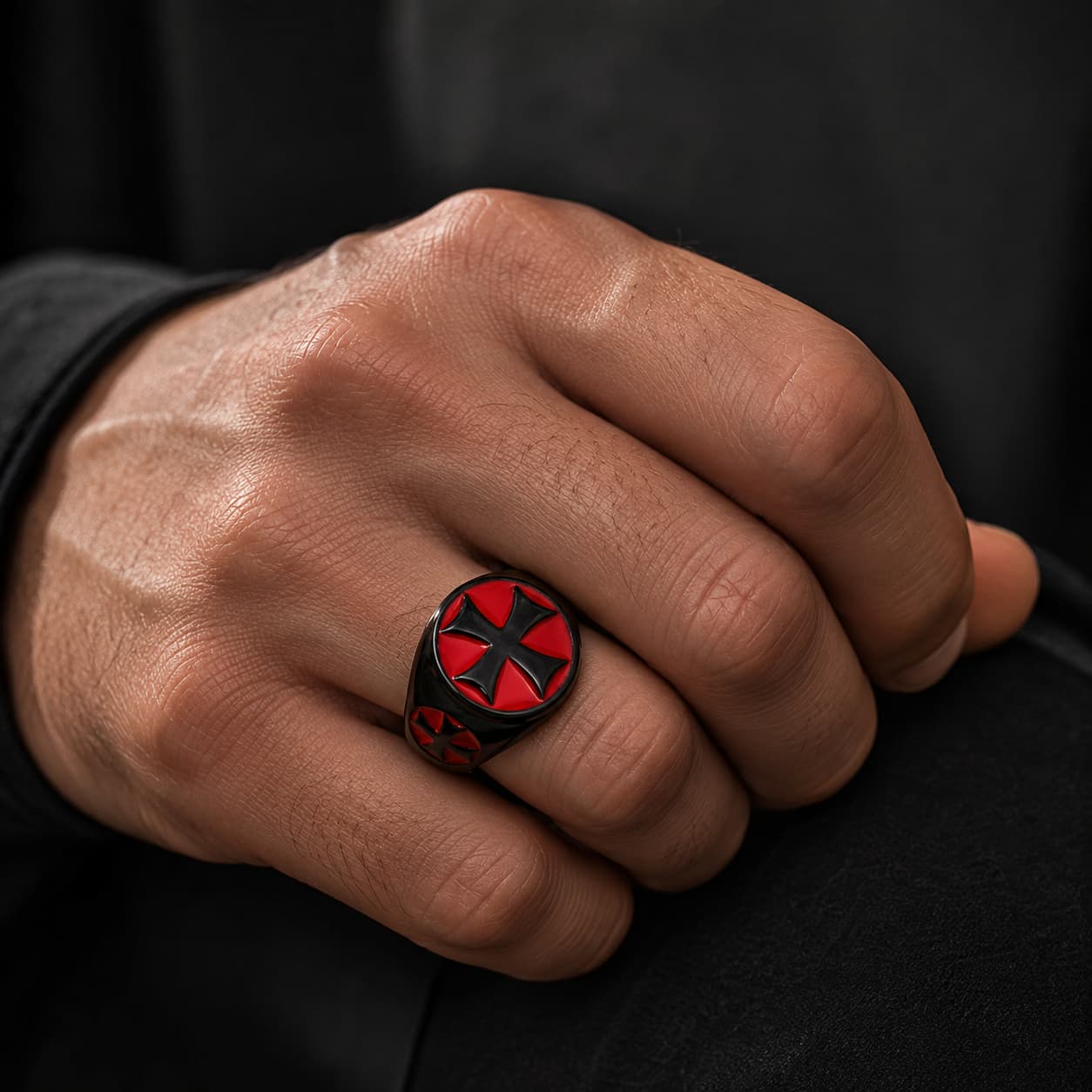 Bague Croix Pattée Chevalier Templier en acier inoxydable portée à la main par un homme