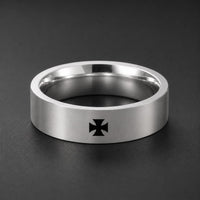 Bague Croix Pattée du Templier en acier inoxydable argenté avec croix noire sur fond anthracite
