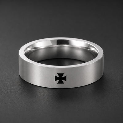 Bague Croix Pattée du Templier en acier inoxydable argenté avec croix noire sur fond anthracite