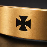 Bague Croix Pattée du Templier en acier inoxydable doré en gros plan avec croix noire