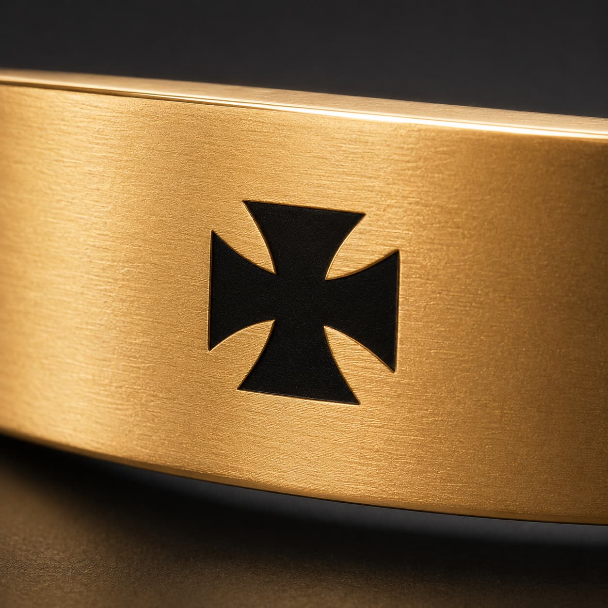 Bague Croix Pattée du Templier en acier inoxydable doré en gros plan avec croix noire