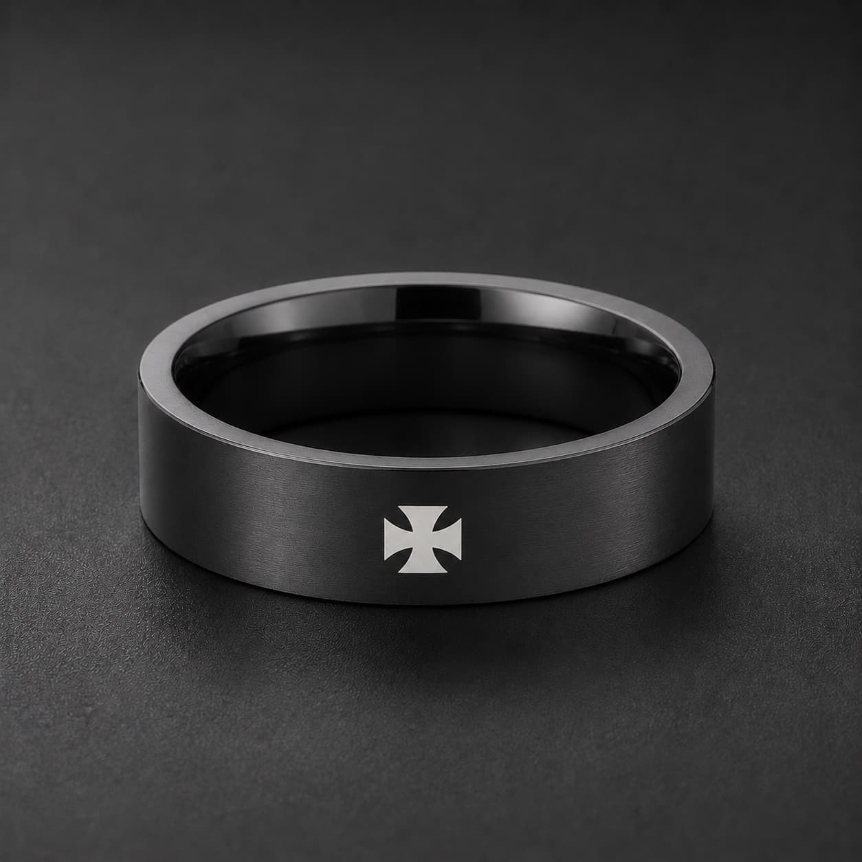 Bague Croix Pattée du Templier en acier inoxydable noir avec croix argentée sur fond anthracite