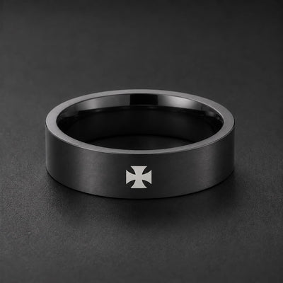 Bague Croix Pattée du Templier en acier inoxydable noir avec croix argentée sur fond anthracite