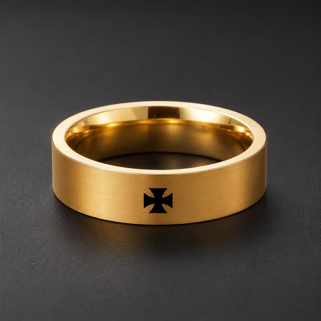 Bague Croix Pattée du Templier en acier inoxydable doré avec croix noire sur fond anthracite