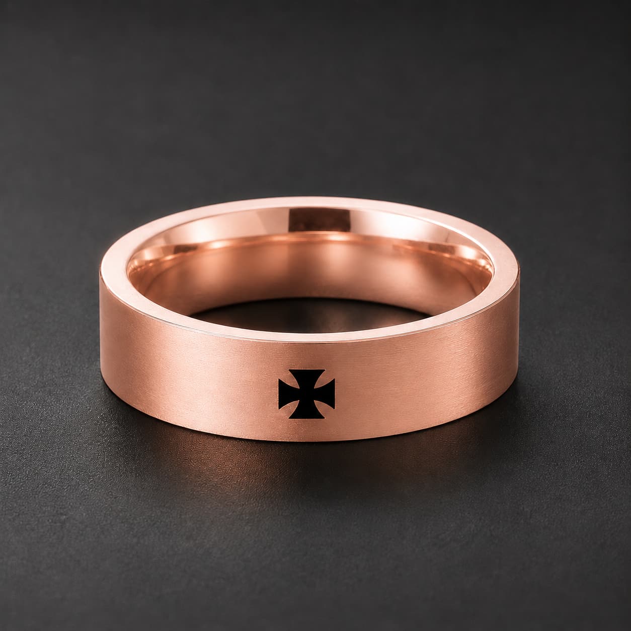 Bague Croix Pattée du Templier en acier inoxydable or rose avec croix noire sur fond anthracite