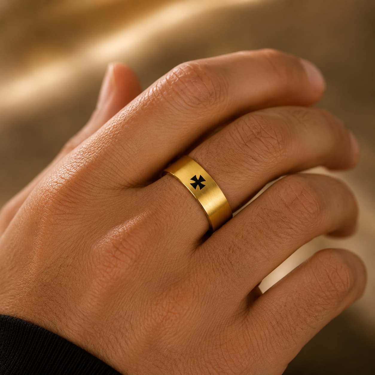 Bague Croix Pattée du Templier en acier inoxydable doré portée à la main par un homme