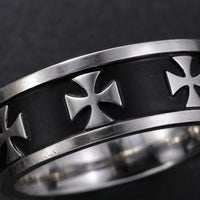 Détail de la Bague Croix Pattée Sacrée en acier inoxydable avec croix pattées