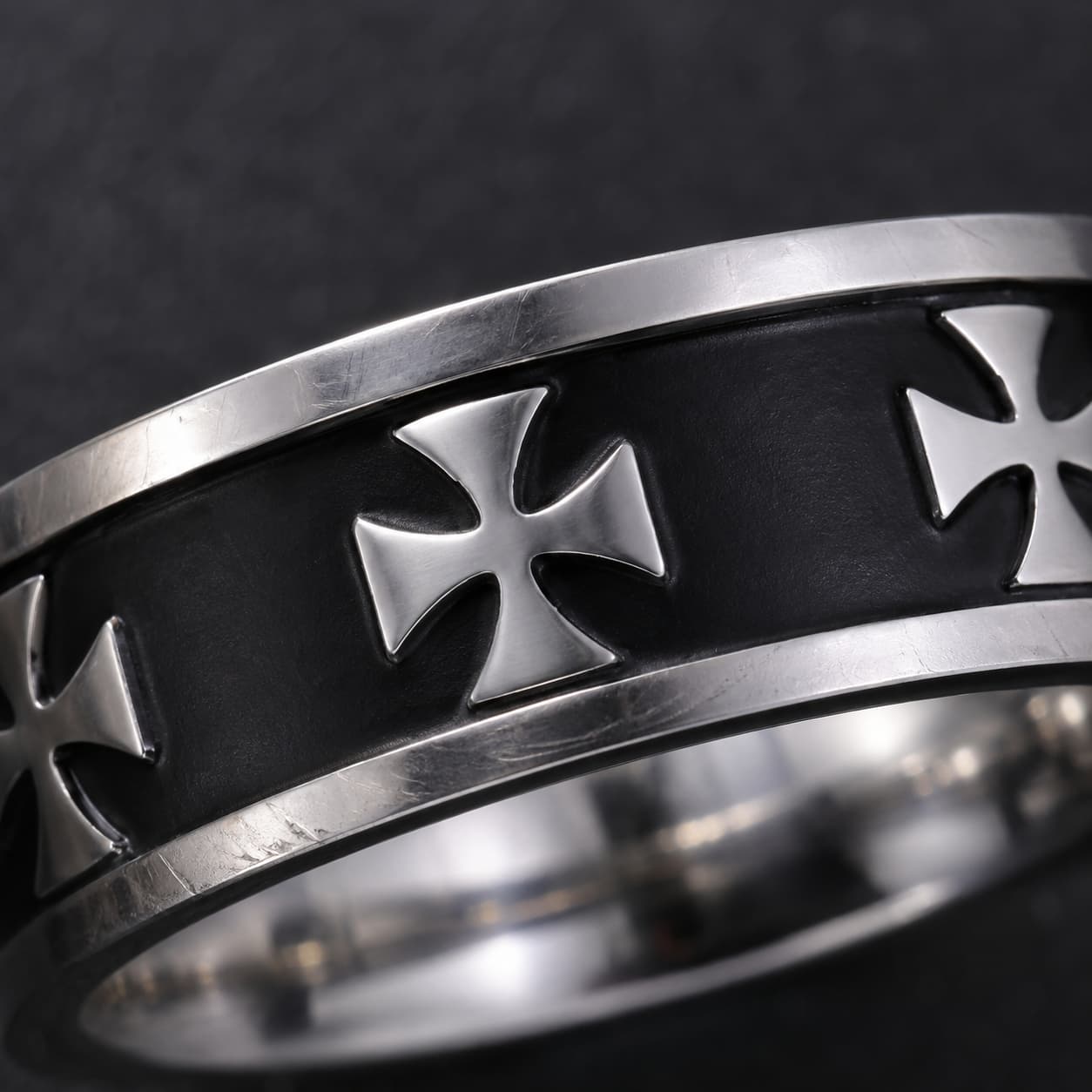 Détail de la Bague Croix Pattée Sacrée en acier inoxydable avec croix pattées