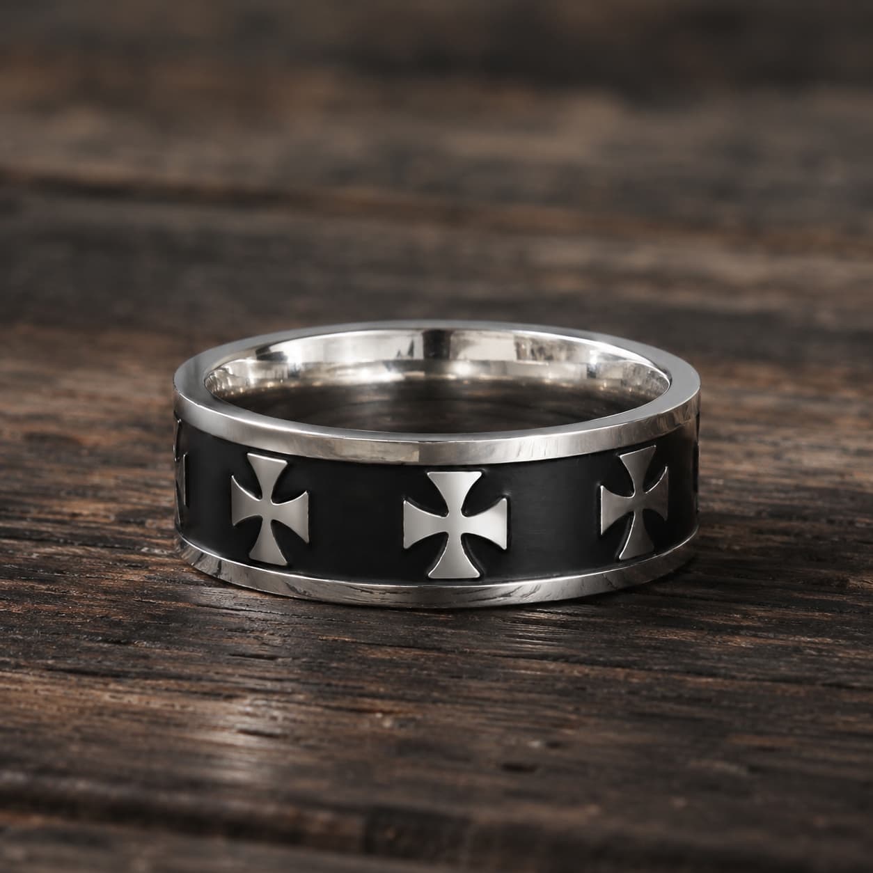 Bague Croix Pattée Sacrée en acier inoxydable finition noire et argent