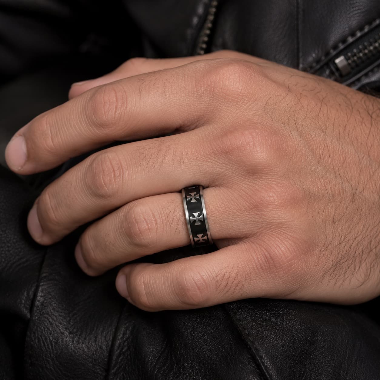 Bague Croix Pattée Sacrée en acier inoxydable portée à la main