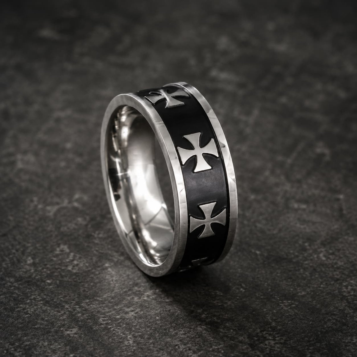 Bague Croix Pattée Sacrée en acier inoxydable vue de côté