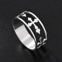 Bague de la Dame du Temple en acier inoxydable pour femmes argentée avec croix ajourées sur fond noir