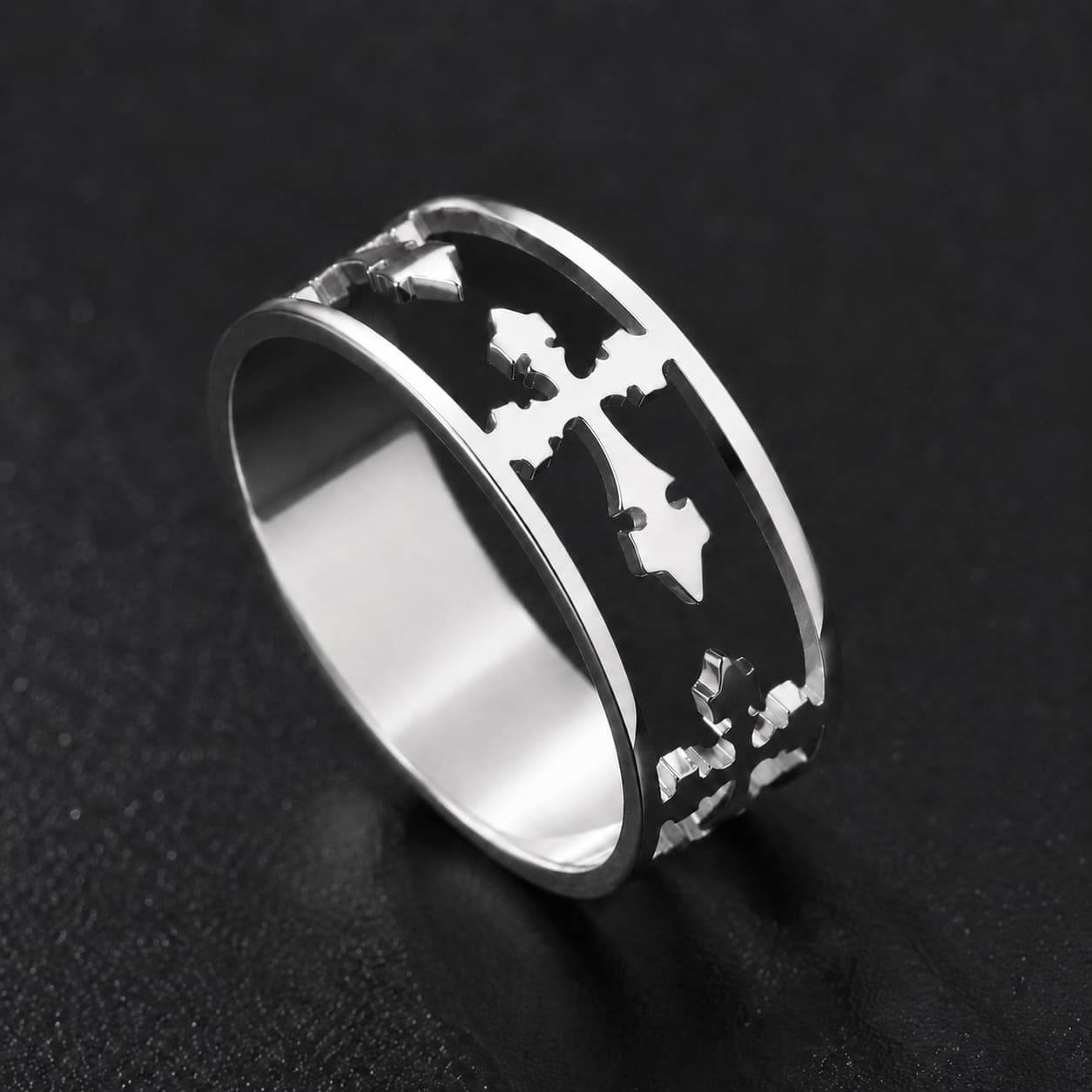 Bague de la Dame du Temple en acier inoxydable pour femmes argentée avec croix ajourées sur fond noir