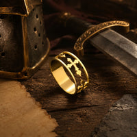 Bague de la Dame du Temple en acier inoxydable pour femmes dorée mise en scène dans un décor médiéval templier
