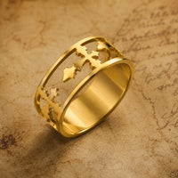 Bague de la Dame du Temple en acier inoxydable pour femmes couleur or présentée sur parchemin ancien