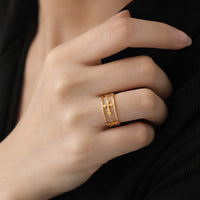 Bague de la Dame du Temple en acier inoxydable pour femmes portée à la main
