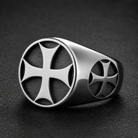 Bague de l’Adoubement en acier inoxydable argenté avec croix templière sur fond noir