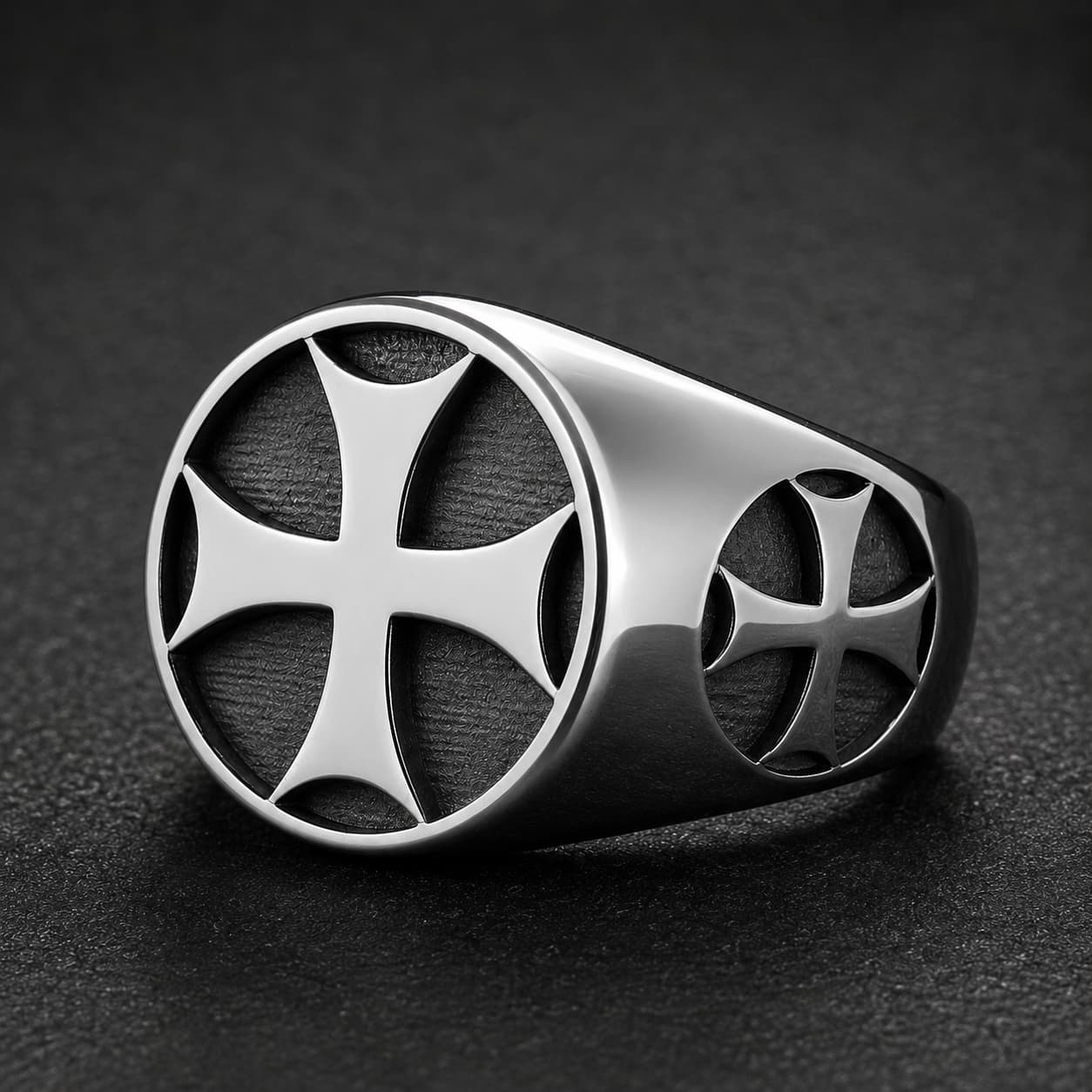 Bague de l’Adoubement en acier inoxydable argenté avec croix templière sur fond noir
