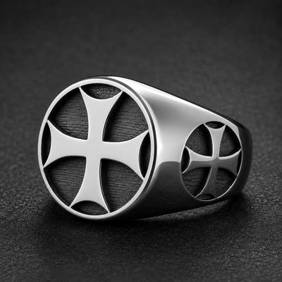 Bague de l’Adoubement en acier inoxydable argenté avec croix templière sur fond noir