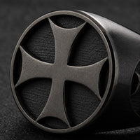 Détail de la Bague de l’Adoubement en acier inoxydable noir avec croix templière gravée